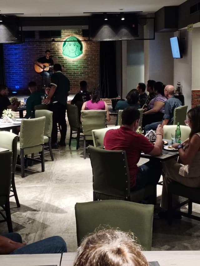 Folk Musician Conquers Barquisimeto Nightclub